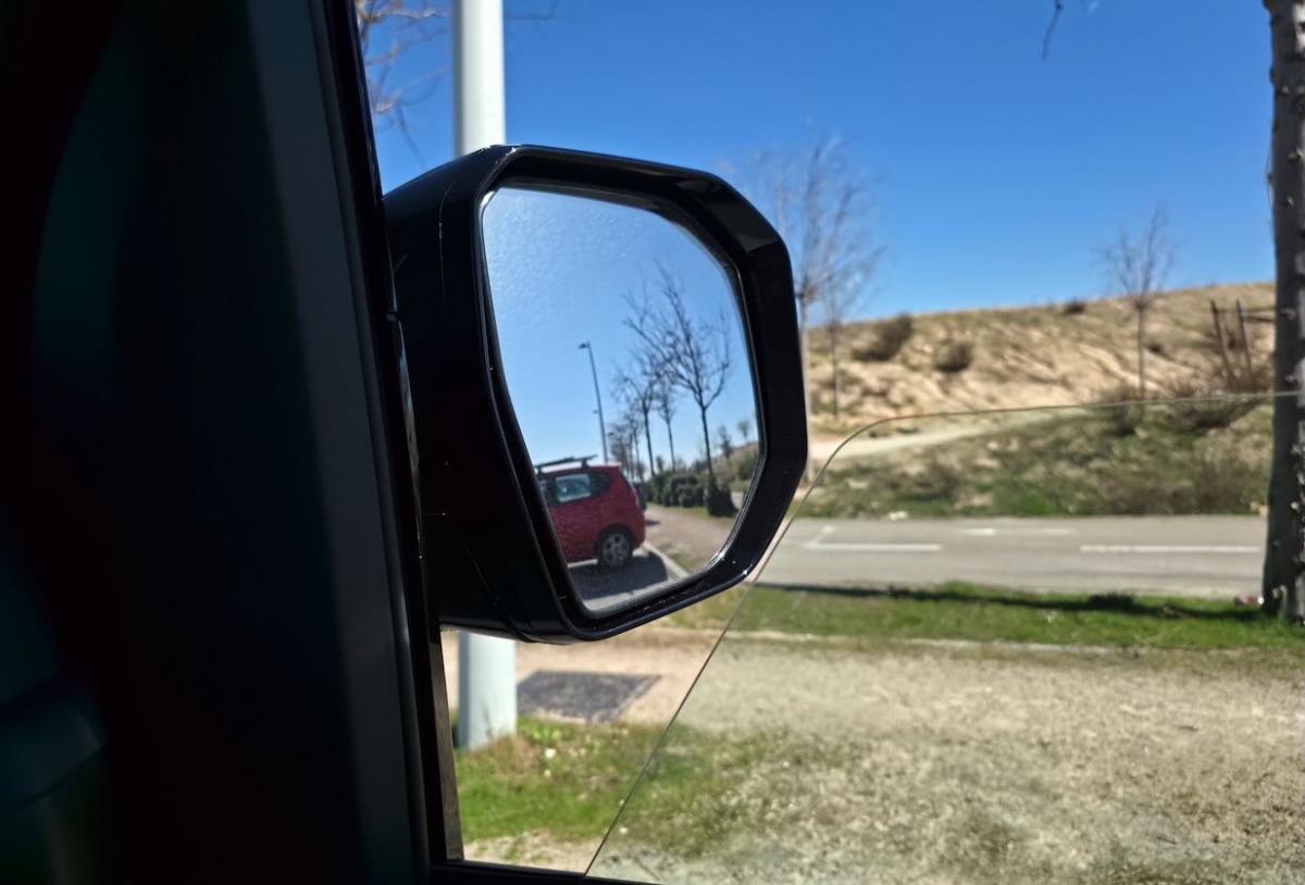 El retrovisor derecho queda algo huérfano sin detector de ángulo muerto.