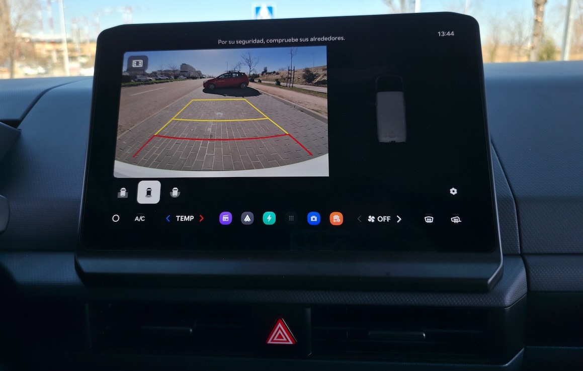 Super-retrovisor interior de 12,9 pulgadas. La imagen de la cámara de marcha atrás se puede ver en ruta.