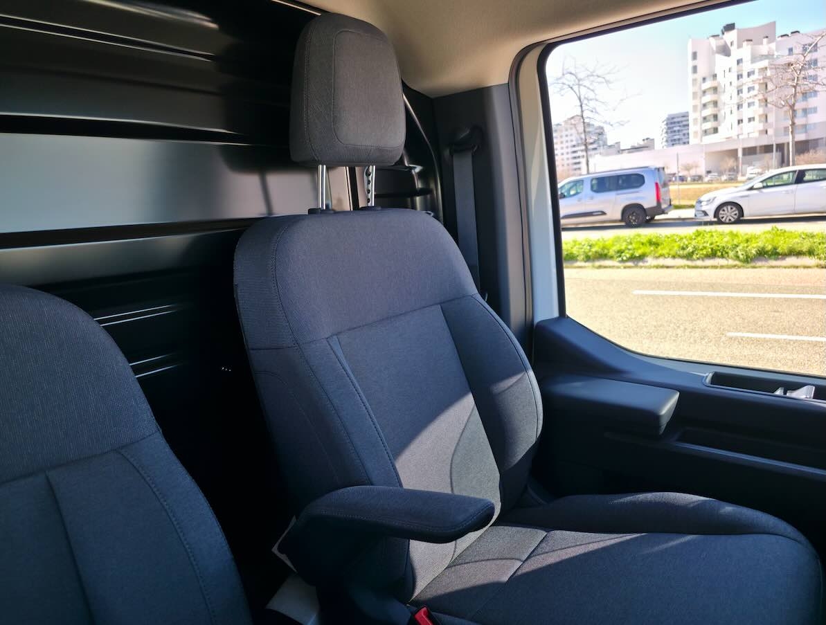 El asiento recoge bien y el reposacabezas acompaña: el apoyabrazos que se queda corto.