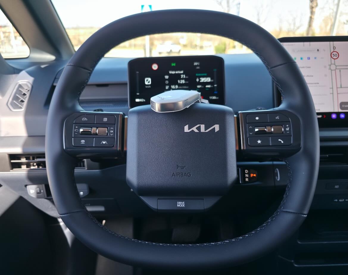 La forma del volante multifunción (achatado por los polos) también es singular.