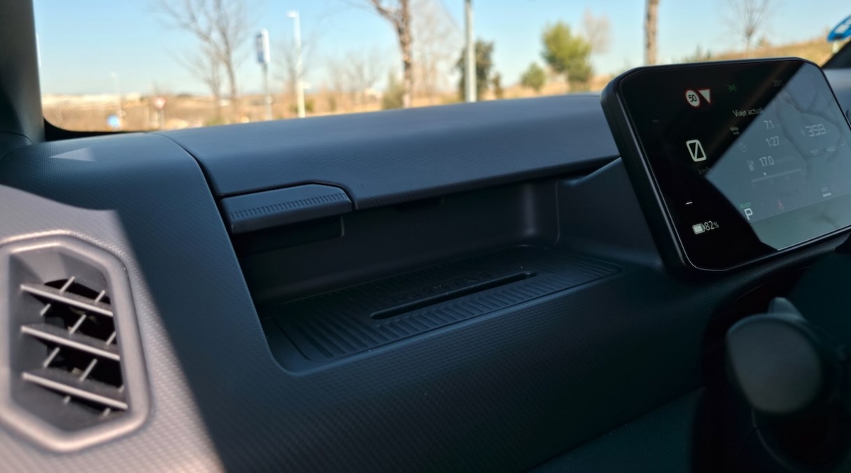 Detalle de la práctica bandeja frontal. Dentro se esconde una toma USB-C.