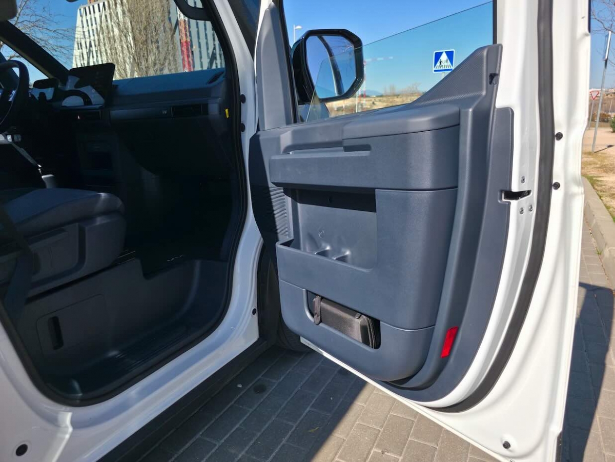 Bien aprovechados los guarnecidos de la puerta y práctica guantera bajo el asiento.