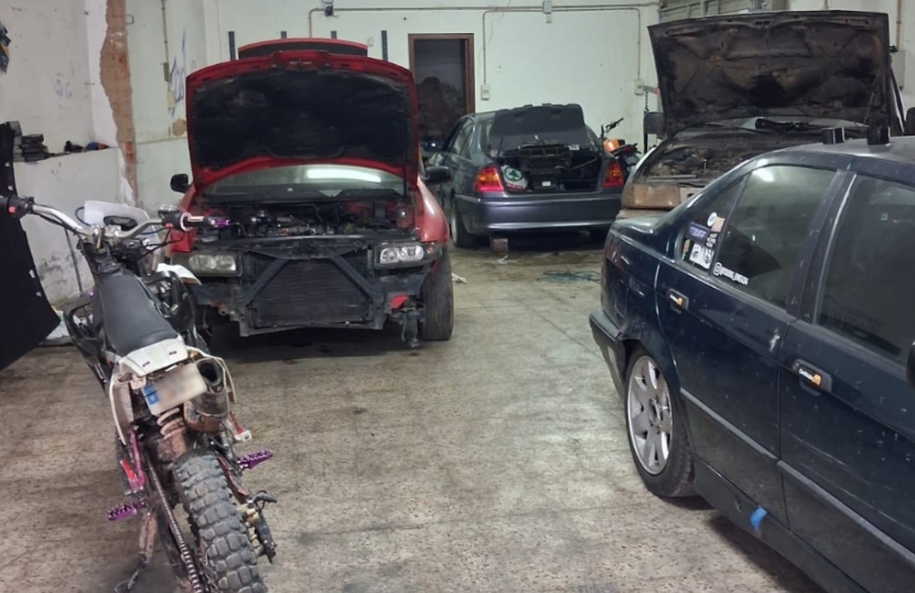 Los Mossos desarticulan un taller ilegal en la cuenca de Barberá (Tarragona) con 18 vehículos en su interior