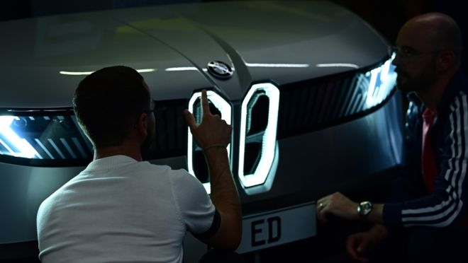 Forvia Hella desarrolla los primeros Front Phygital Shields para el nuevo BMW iX3