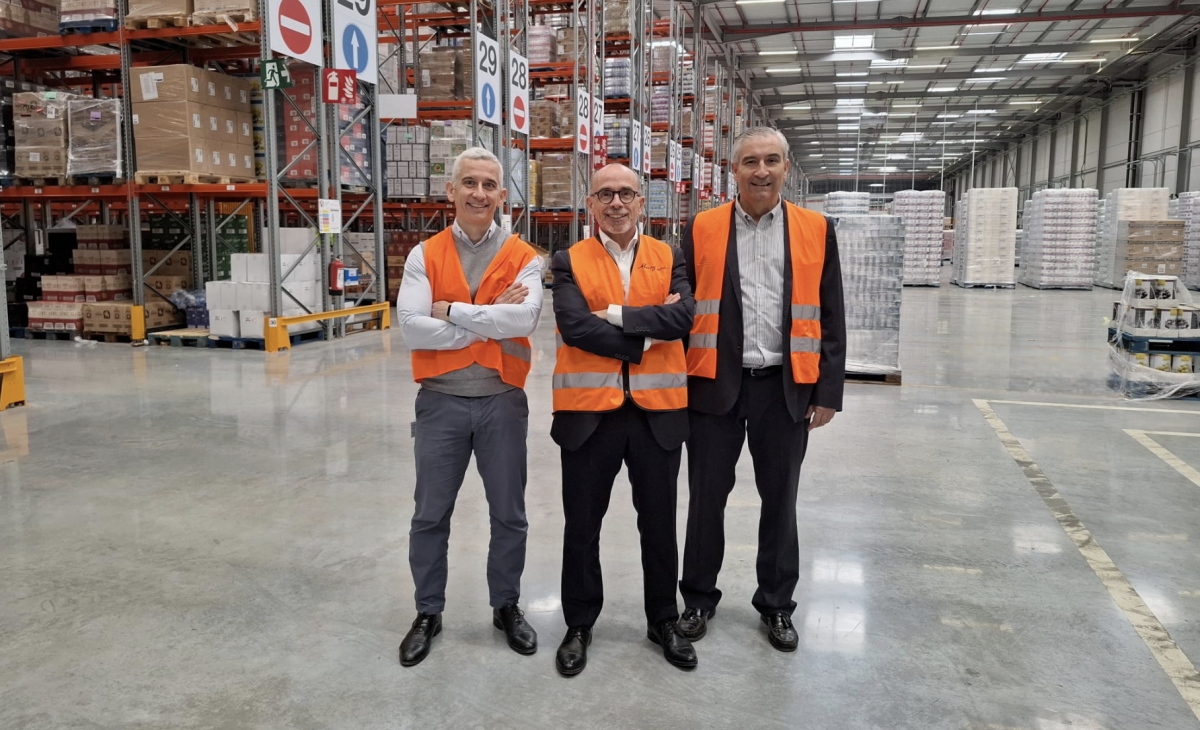 Luis López, director general de Musgrave España, rodeado de Pedro Hernández, director de Logística (izquierda) y Paco García, director saliente del mismo departamento.