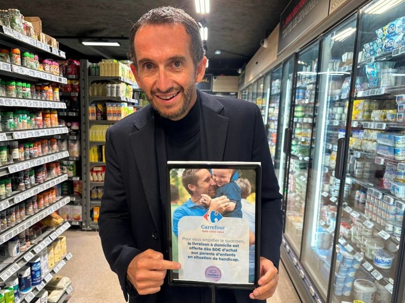 Alexandre Bompard, CEO de Carrefour Francia, presenta la entrega gratuita a domicilio para familias con hijos con discapacidad.