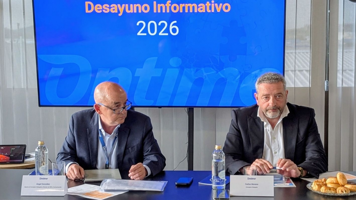 Carlos Moreno, a la dcha., acompañado de Ángel González, director de Relaciones Institucionales de la compañía.