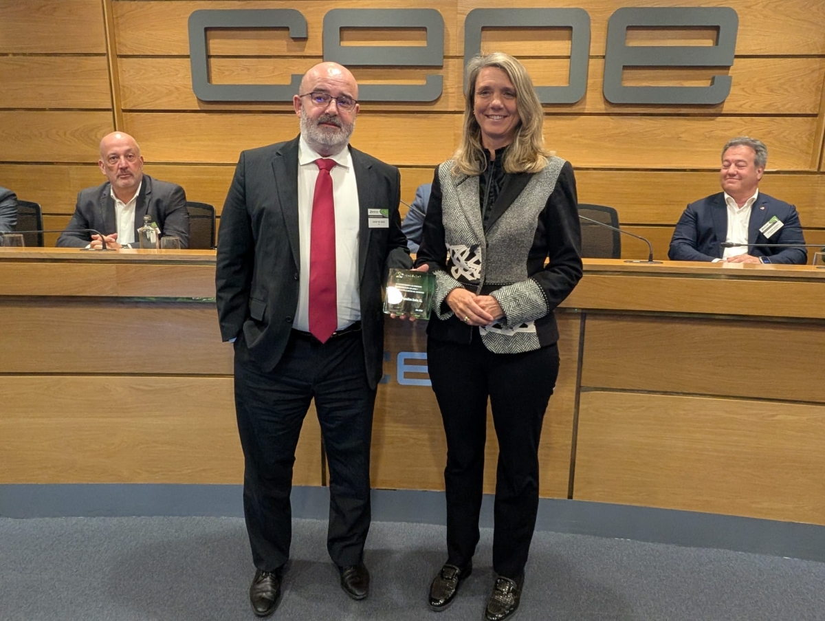 Javier de Jesús (TNU) recogió el Galadrdón Adine 2026 de manos de Ángela de Miguel, presidenta de Cepyme.