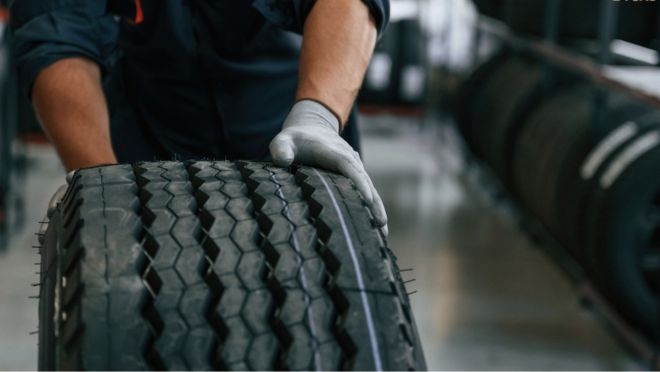 La venta de neumáticos en talleres de V.I. aumentó un 0,8% en febrero, mientras que la cifra de negocio mostró una ínfima subida del 0,1%