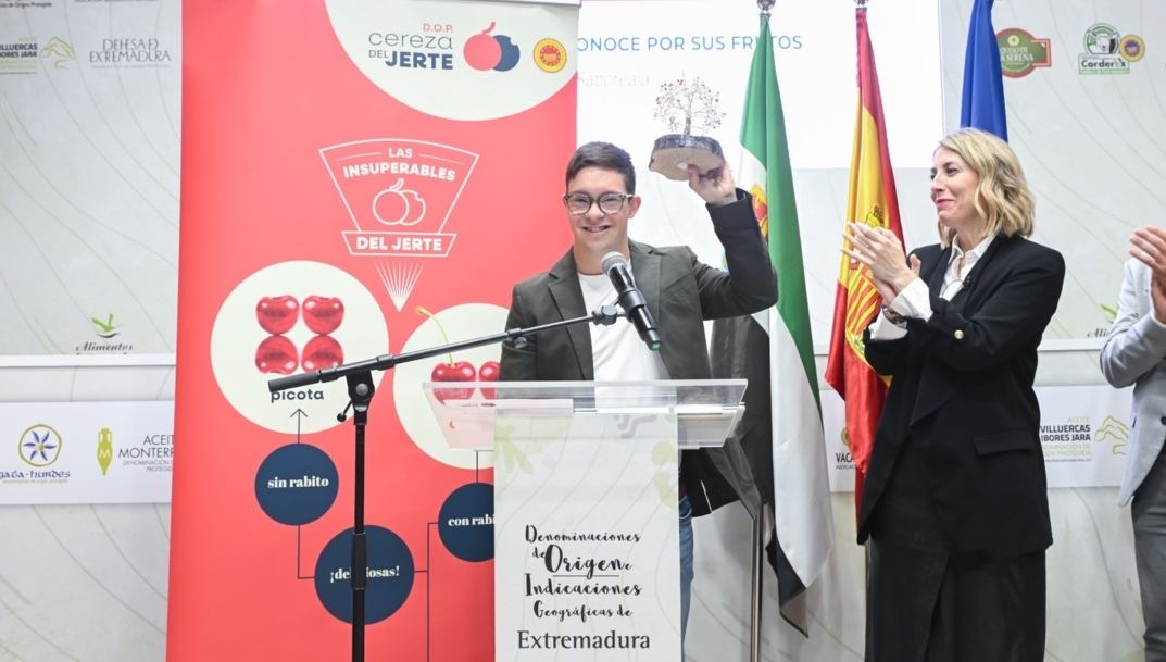 Guillermo Gracia, campeón del mundo de natación adaptada, recibe el Premio Picota 2026 de la DOP Cereza del Jerte
