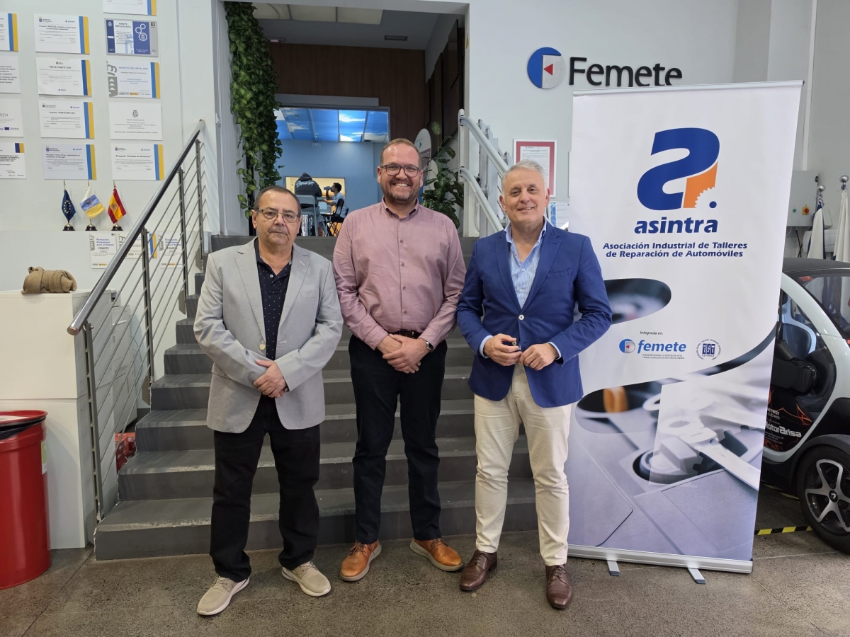 De izquierda a derecha, el presidente saliente, Francisco Roca, junto al entrante, Fabián Cristo y José González, secretario general de Femete.