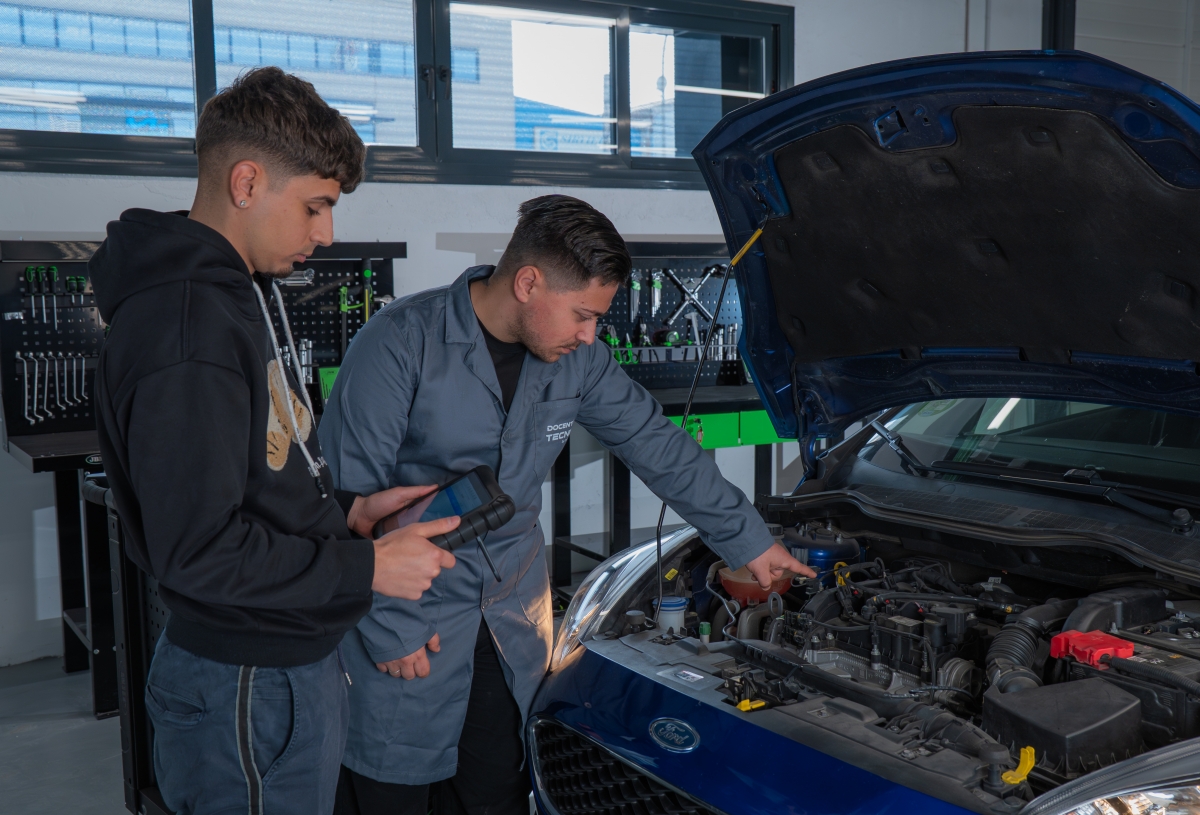 Tecnio confiere gran importancia a los contenidos prácticos, presentes desde el primer día.