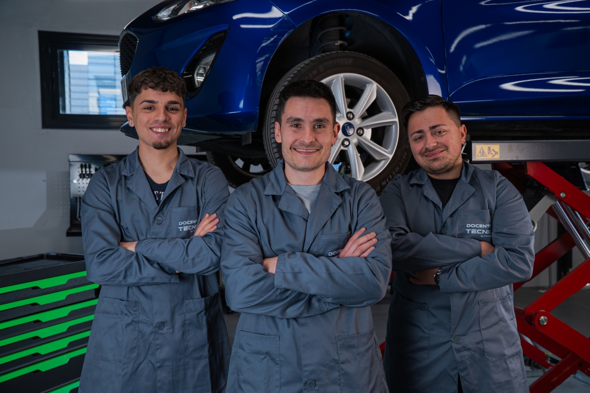 Alumnos y personal docente del nuevo centro de formación de Alcorcón, con capacidad para 5.000 alumnos.