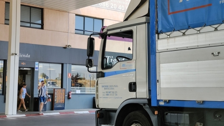 El precio semanal del gasóleo baja por primera vez desde que empezó la guerra, pero es un 44% más caro que antes