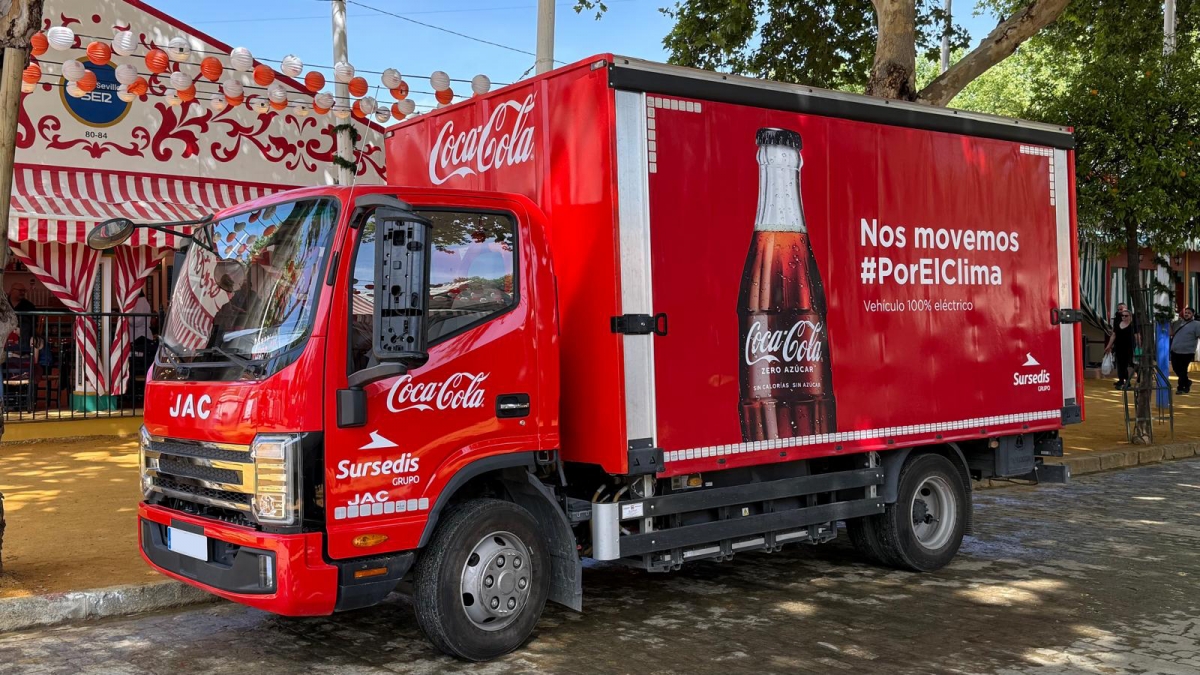 Grupo Sursedis despliega cuatro vehículos eléctricos de JAC en la Feria de Abril