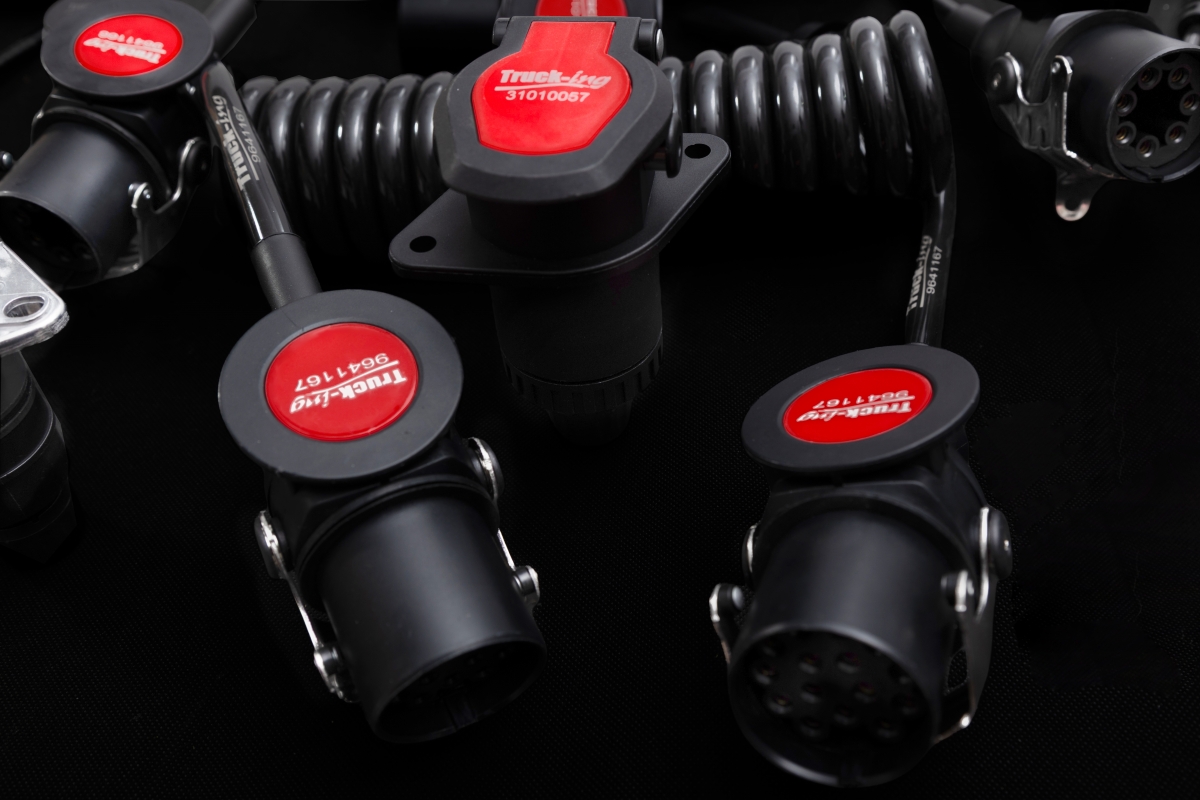 Montcada presenta su nueva gama de conexiones eléctricas de la marca TRUCK-ing para vehículo industrial