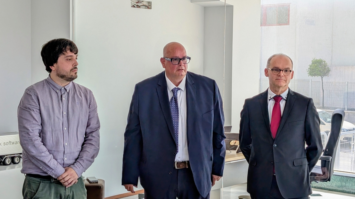 Representantes de CSD Software. En el centro de la imagen, Enrique Quiros.