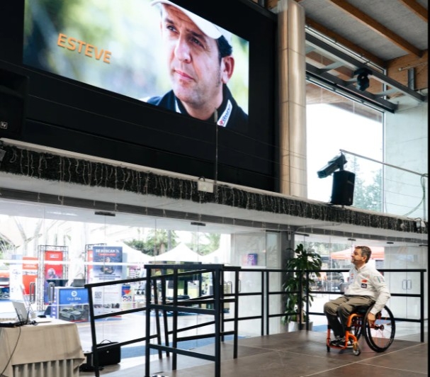 El piloto Isidro Esteve, durante su inspirador relato. 