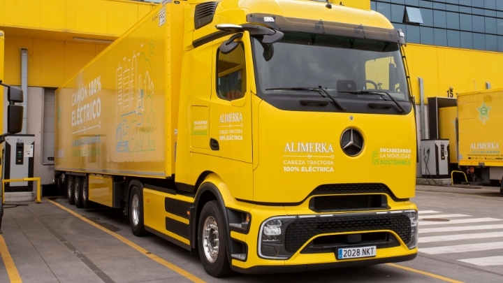 Alimerka incorpora un camión eléctrico de Mercedes para abastecer sus tiendas de Castilla y León