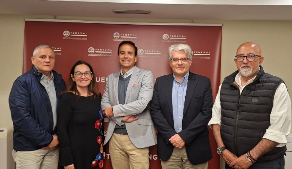 Fernando Valle, centro, rodeado por los directivos de Fautcova.