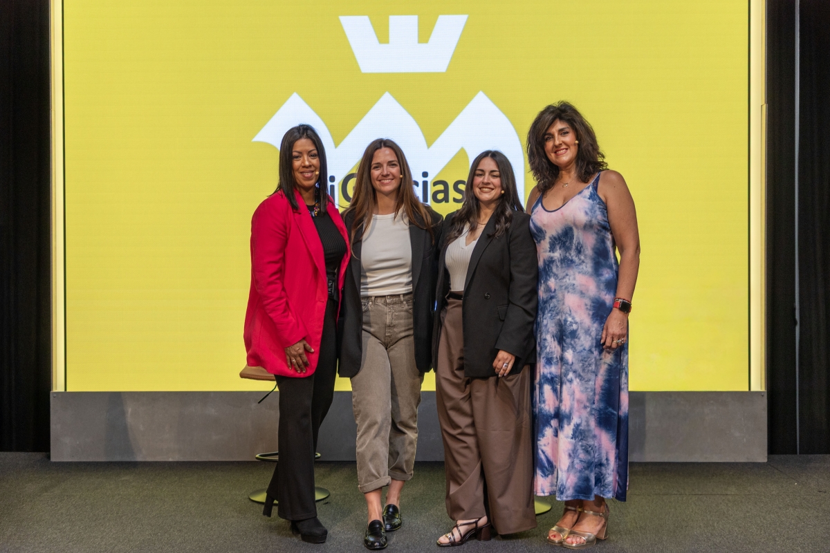 Una mujer liderando un taller es una 