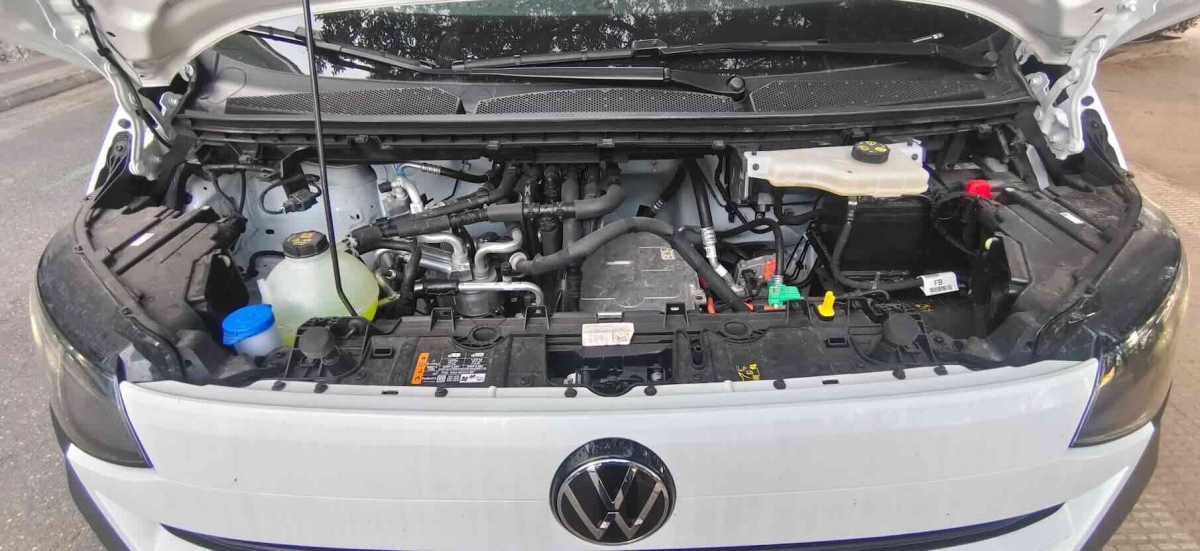 Bajo el capó encontramos muchos elementos pero ... no está el motor.