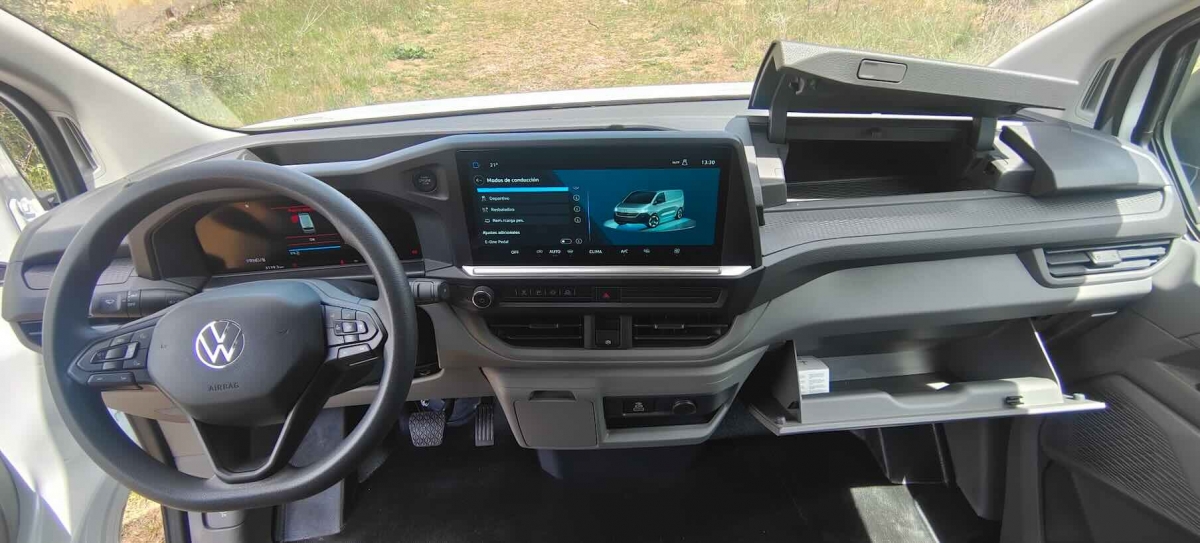 El interior de la eTransporter transmite calidad en los acabados a pesar de monopolio del plástico.