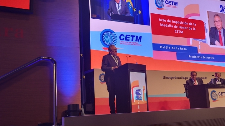 Ovidio de la Roza recibe la Medalla de Honor de CETM.