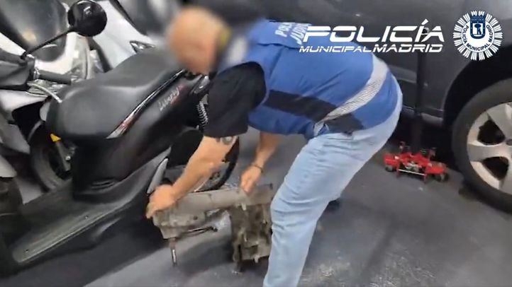 Desmantelado un taller ilegal en Moratalaz (Madrid) que traficaba con motores y piezas robadas 