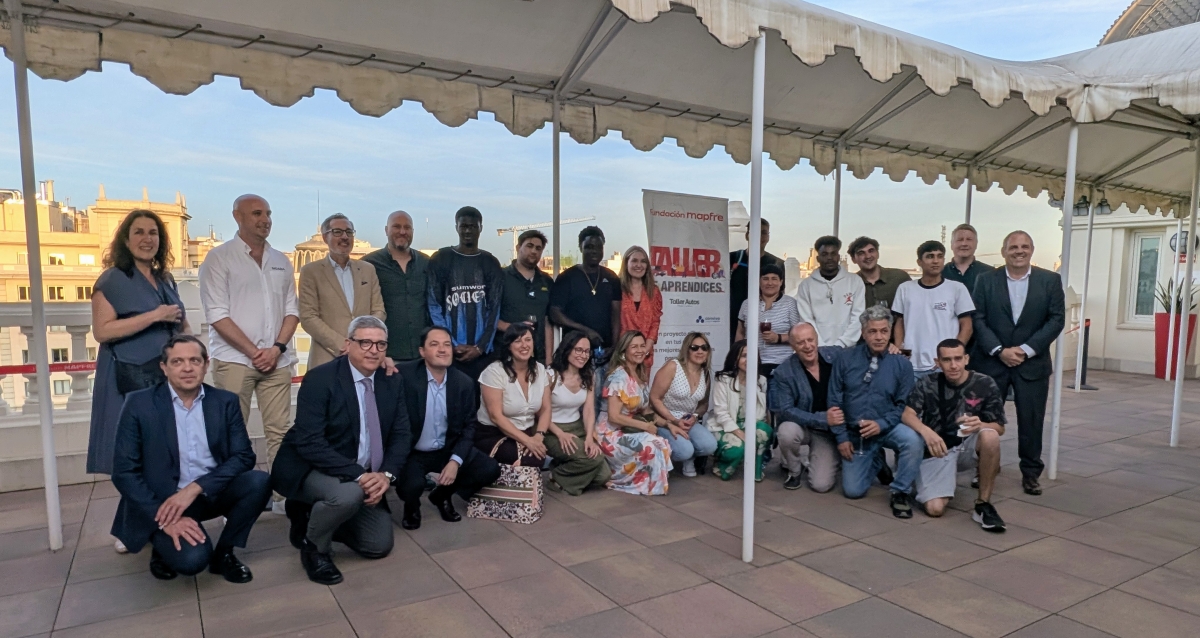 Alumnos, organizadores y empresas colaboradoras del Taller de Aprendices Autos en la sede de Fundación Mapfre en Madrid.