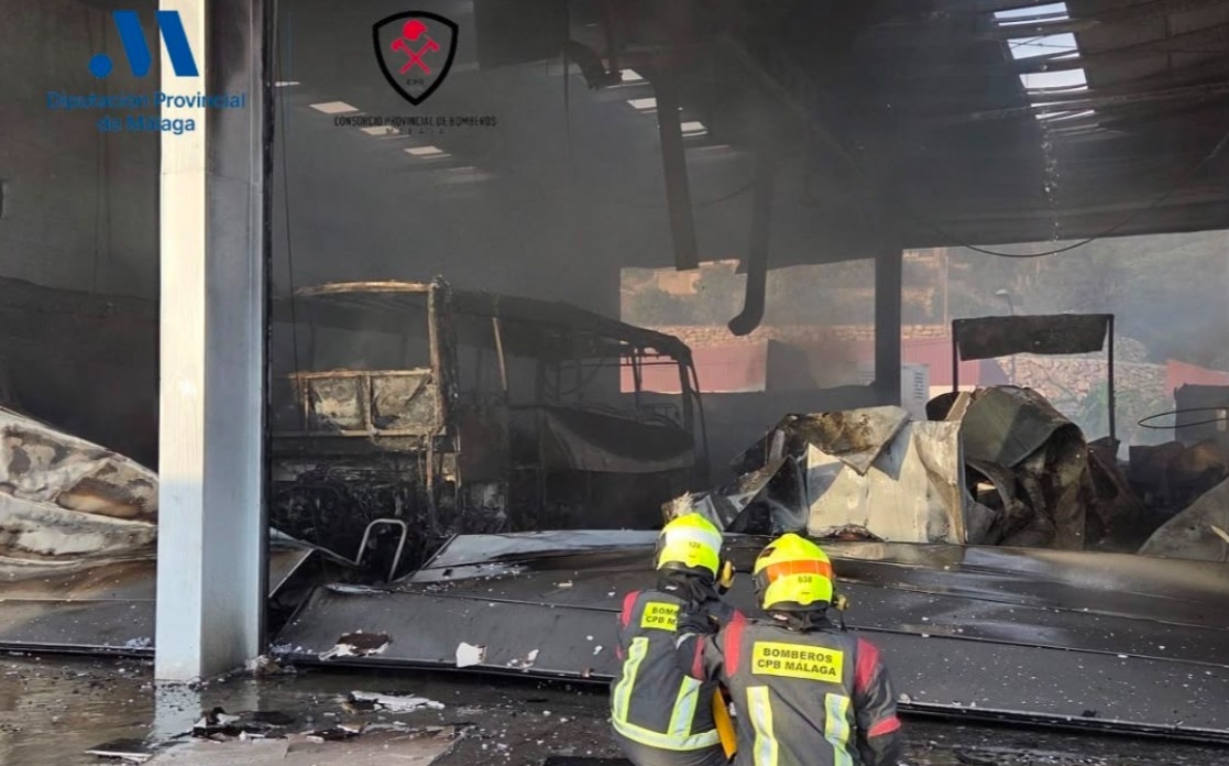 Un taller de camiones de Vélez-Málaga, calcinado tras sufrir un aparatoso incendio