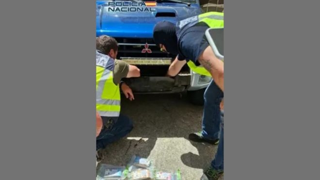 Redada en un taller mecánico de Narón (A Coruña): tres detenidos que escondían un kilo de cocaína y 250.000 euros ocultos en un coche