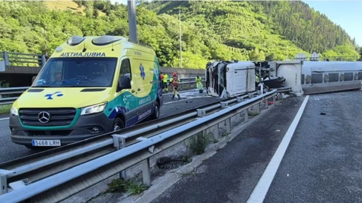 Mueren cinco policías forales navarros al chocar su furgoneta y un camión cisterna en Guipúzcoa