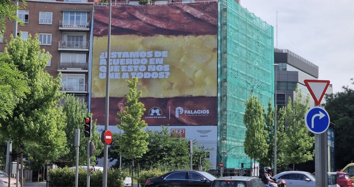 Palacios se prepara para el Mundial de fútbol con una gran lona exterior inspirada en la bandera de España 