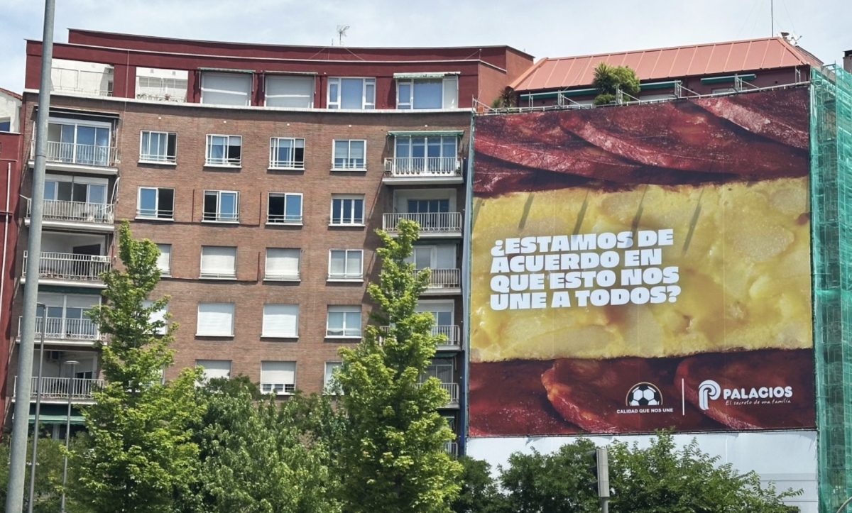 Palacios se prepara para el Mundial de fútbol con una gran lona exterior inspirada en la bandera de España 