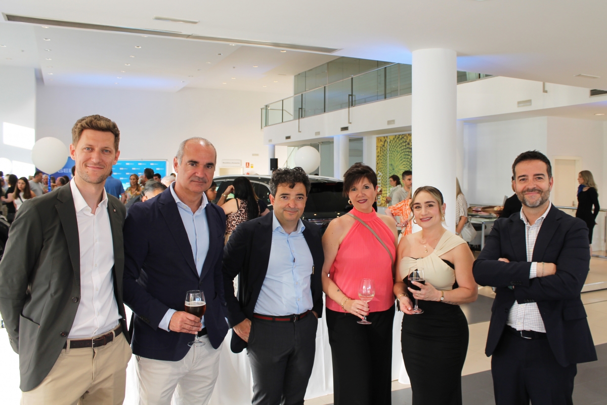 Foto grupal durante la presentación de Geely Zaragoza Auto.
