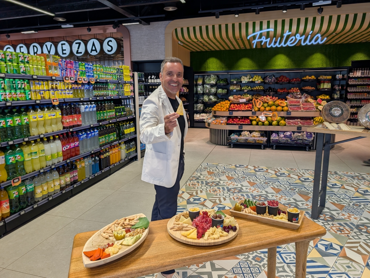 El director general de Tomás Barreto S.A. nos muestra la zona de degustación. En este área se organizan eventos con clientes.