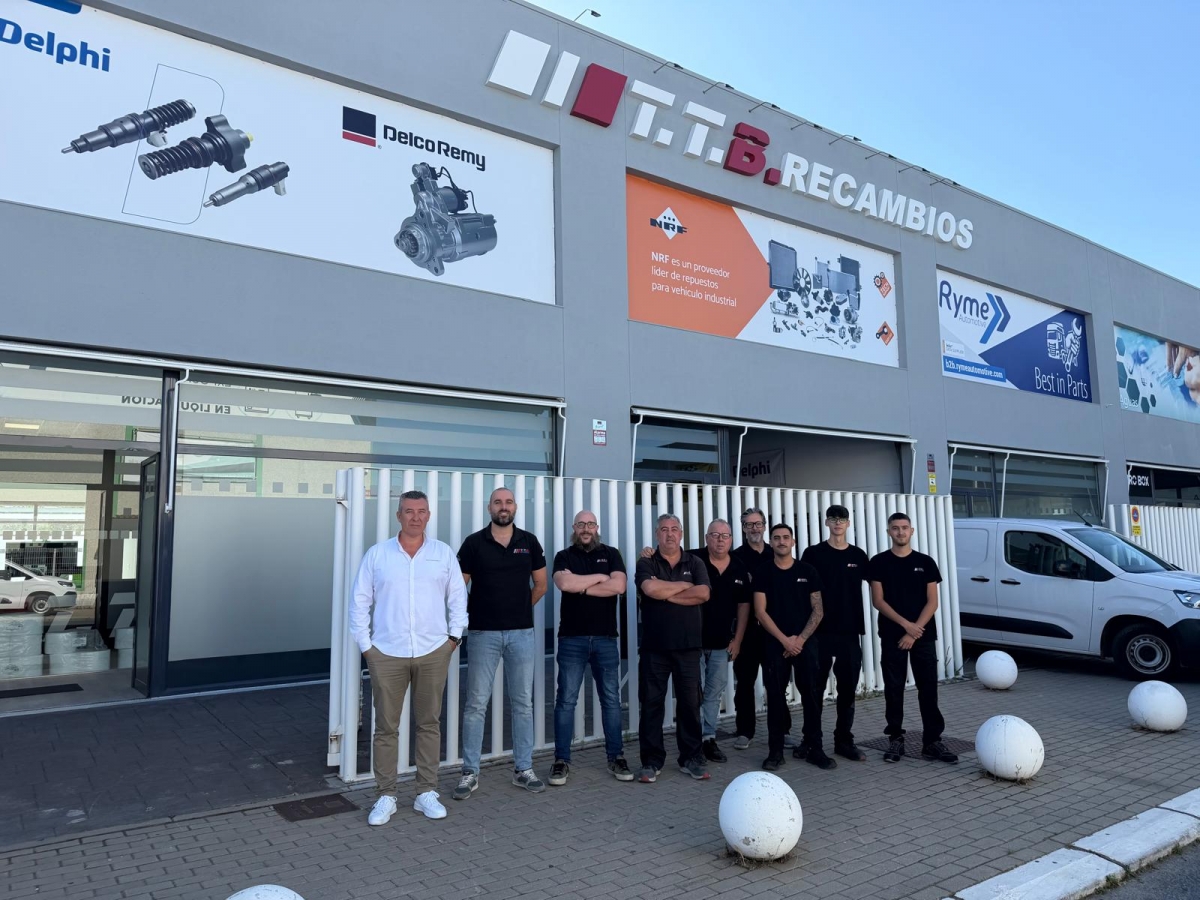 Sucursal de TTB Recambios en La Palma del Condado (Huelva), con su plantilla.