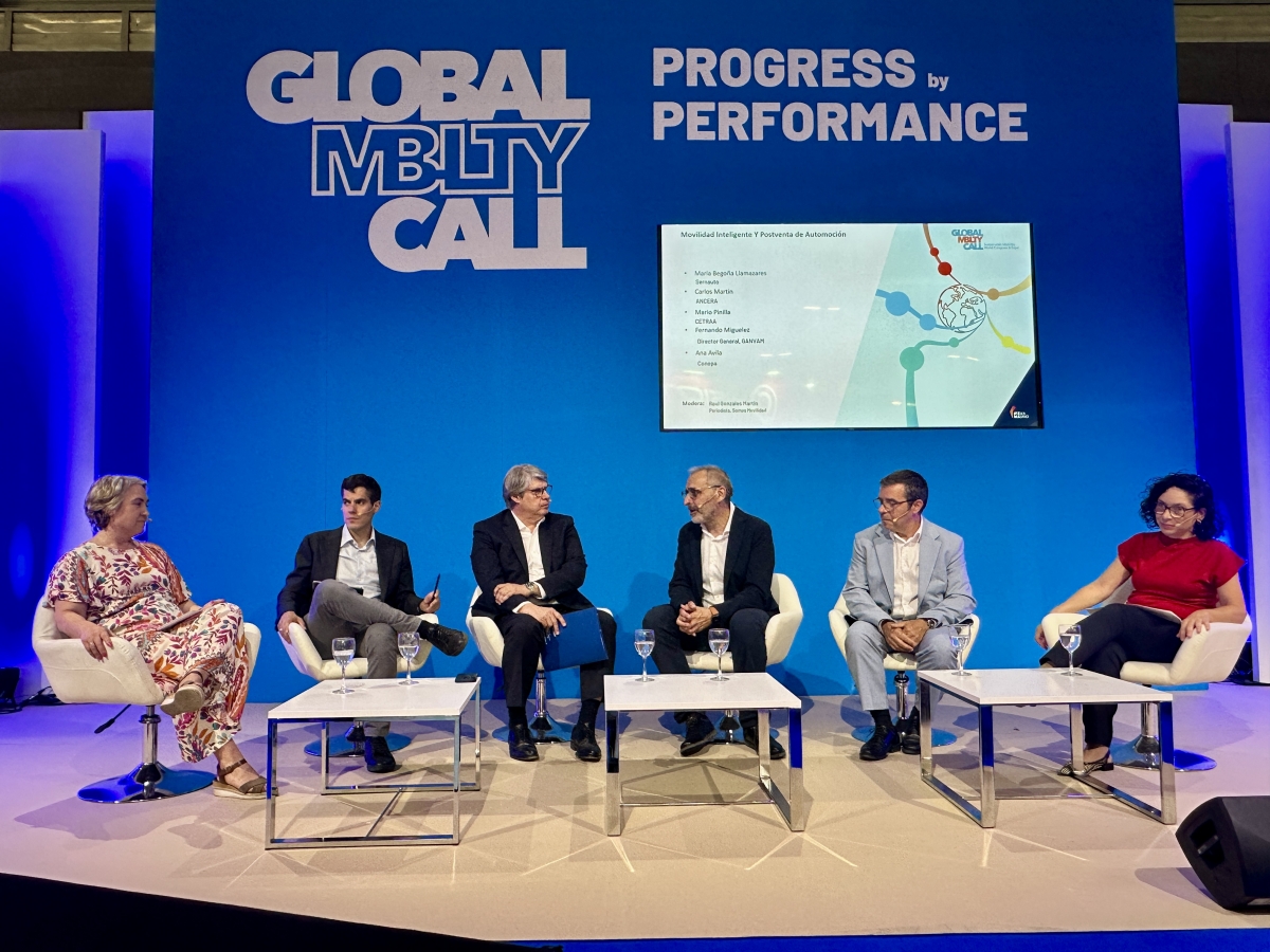 Un momento de la mesa redonda con los cinco panelistas.