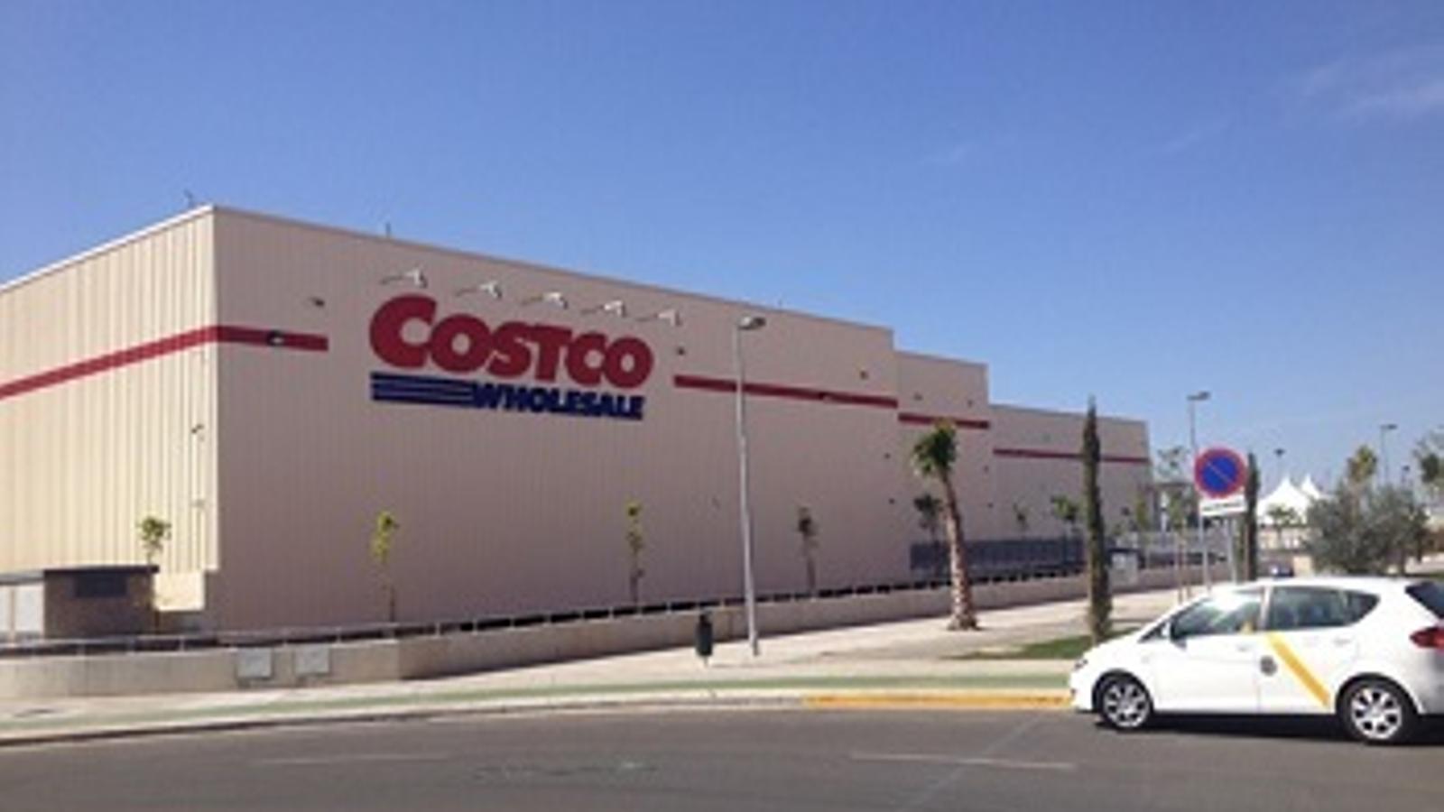 Exterior del almacén de Costco en Sevilla - 