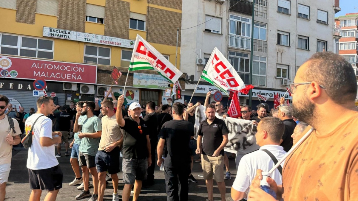 Un millar de personas, cortes de tráfico y retenciones, en el primer día de huelga de los talleres de Málaga 