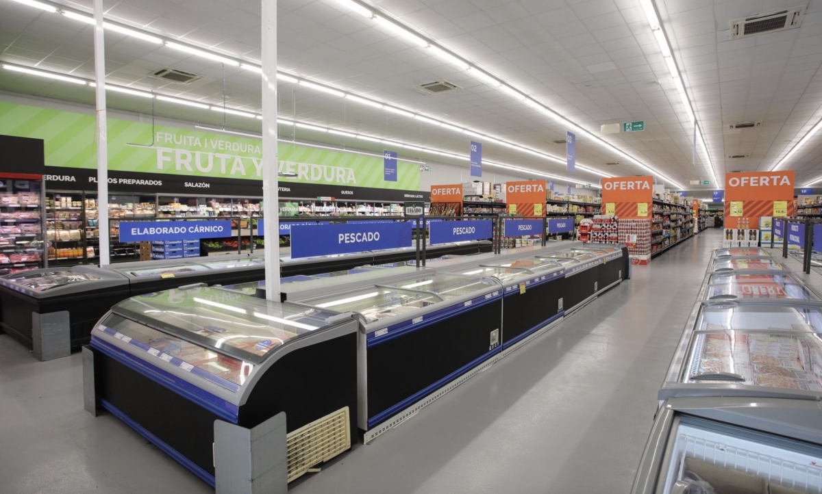 Interior del cash&carry renovado de Dialsur en Gandía.