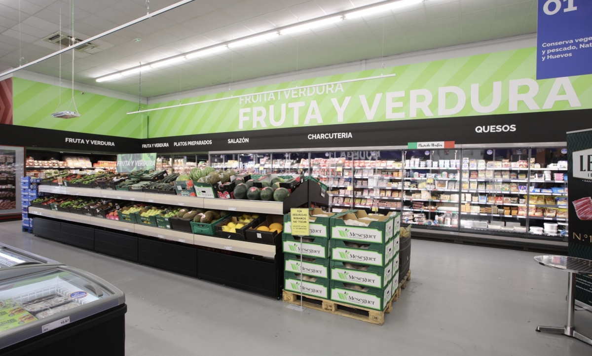 Interior del cash&carry renovado de Dialsur en Gandía.