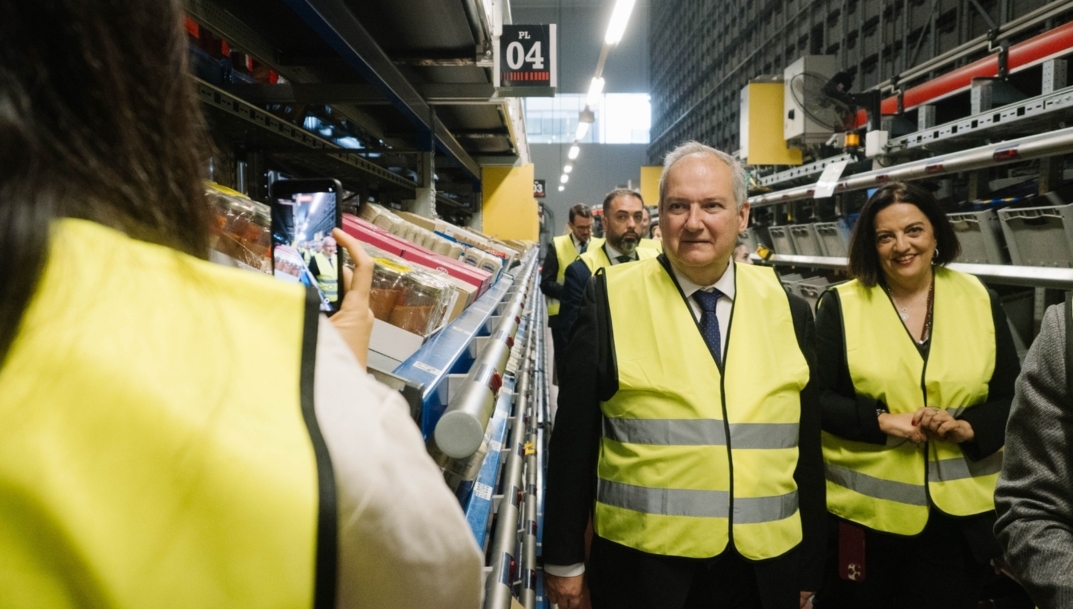 Hereu durante su visita al centro logístico de Frit Ravich.