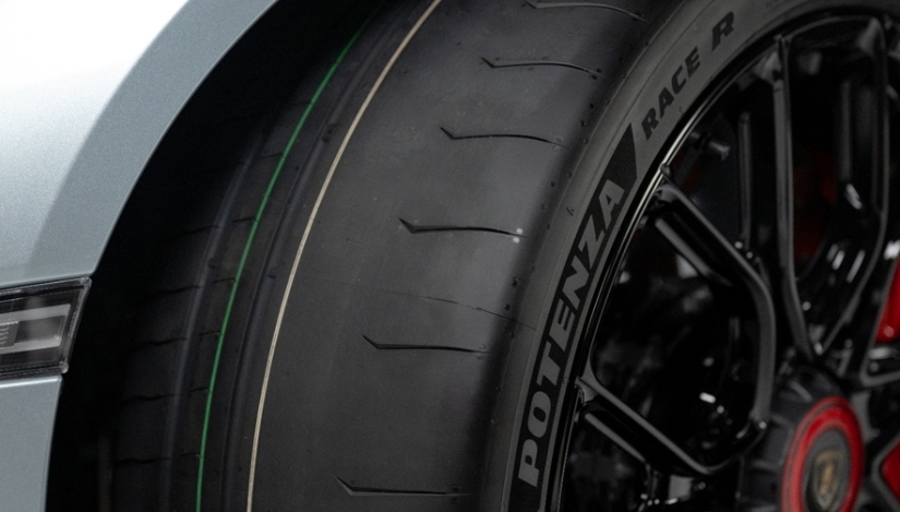 Bridgestone presenta el neumático de circuito Potenza Race R para el Lamborghini Revuelto SV 2026