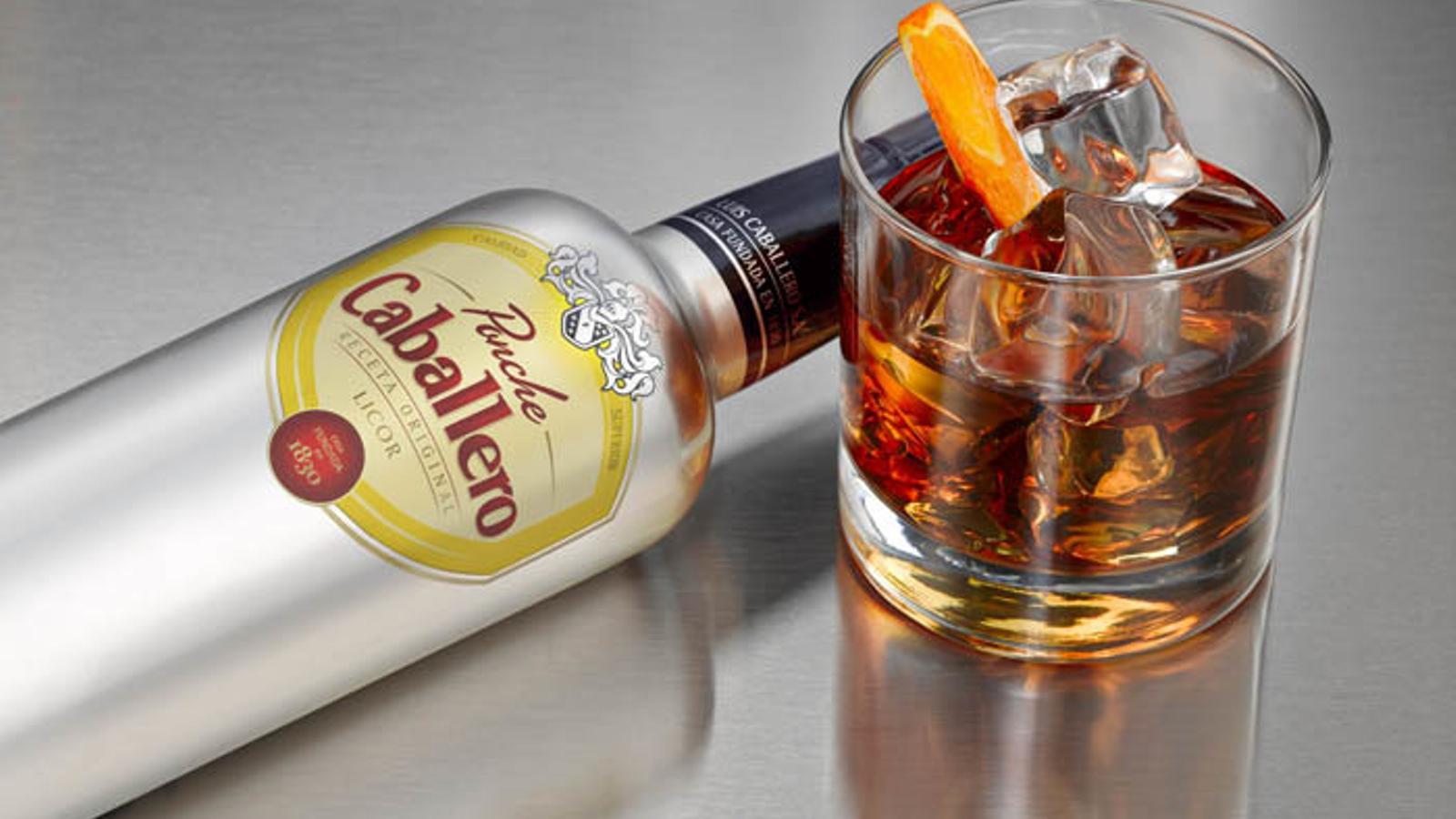 Ponche Caballero renueva su clásica botella plateada