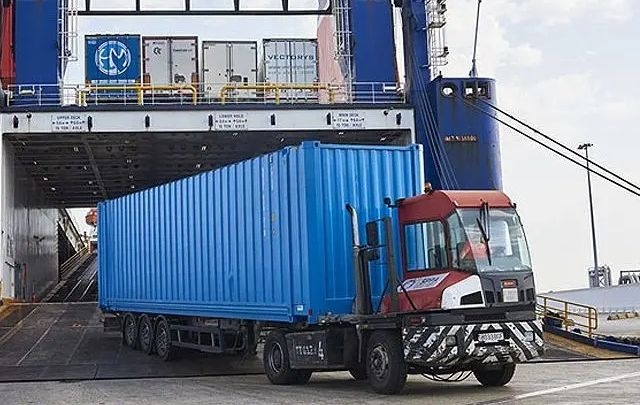 Fenadismer exige el refuerzo de la seguridad en el puerto de Ceuta para proteger a los transportistas ante la crisis migratoria