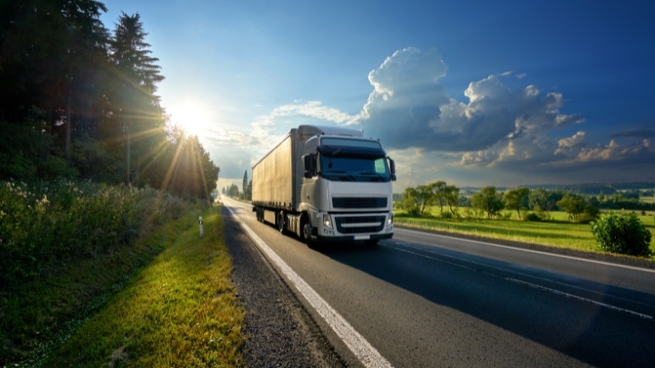 Camioneros de los Balcanes amenazan con bloquear las fronteras europeas si no se alarga permisos de estancia