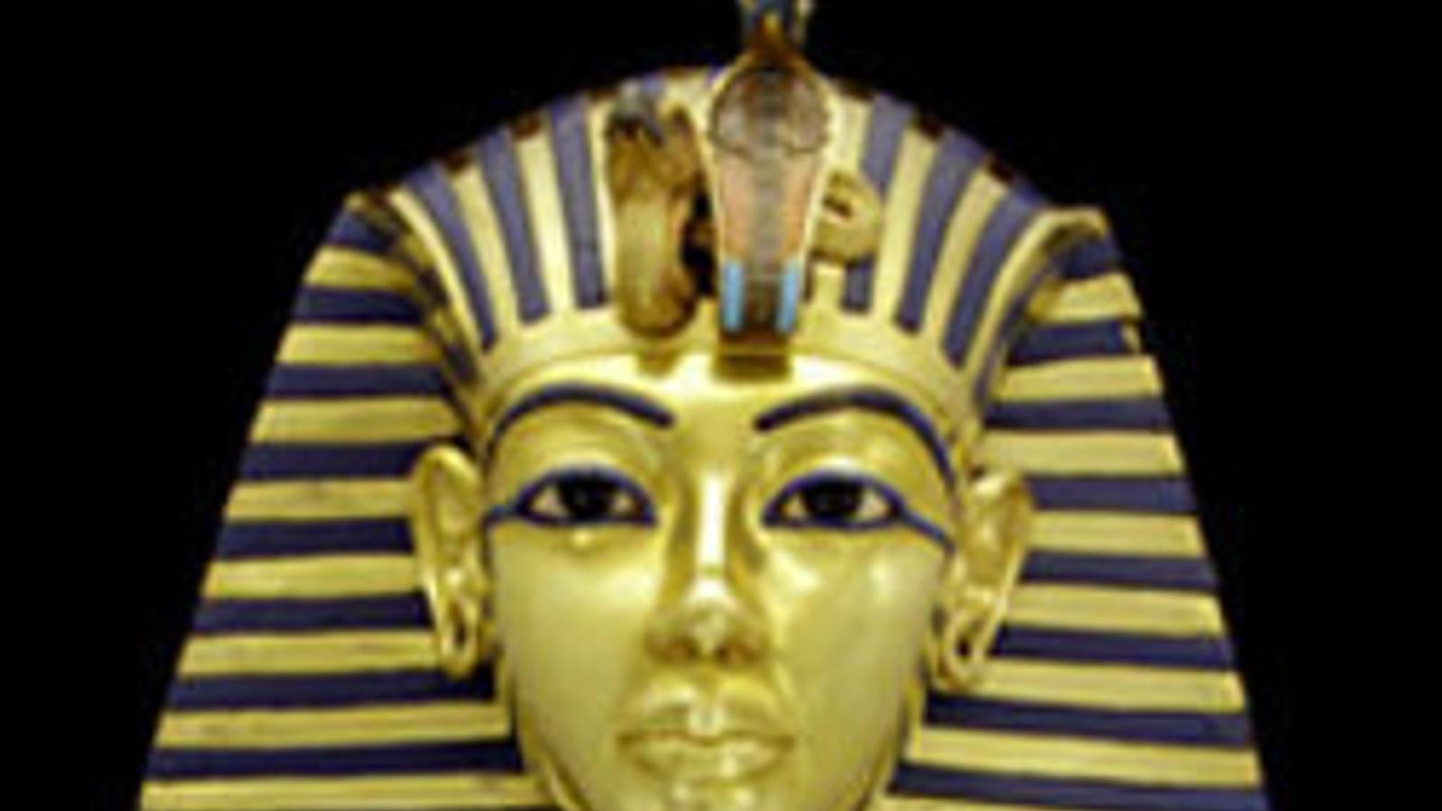 Henkel pega la barba de Tutankamon