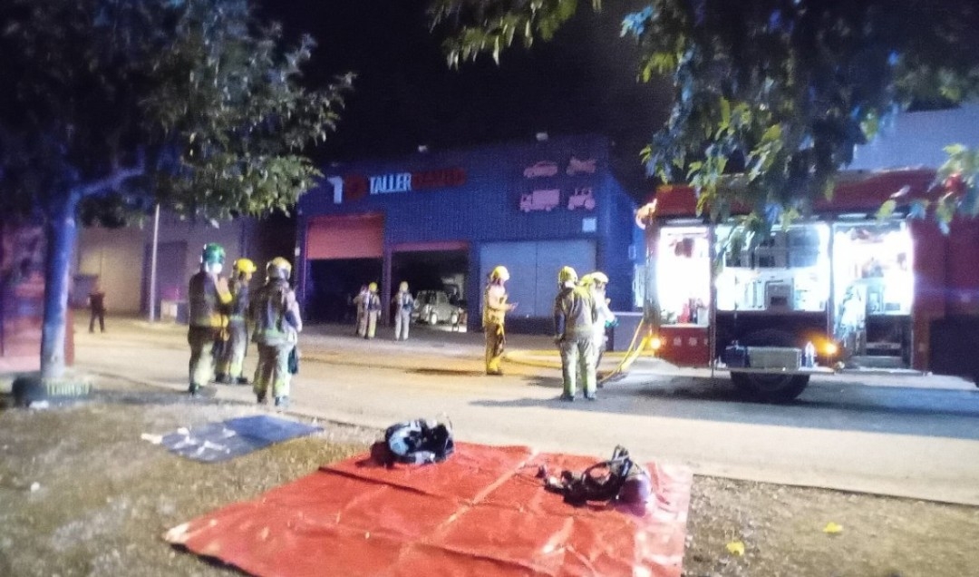 Un vehículo carbonizado tras el incendio de un taller mecánico en El Perelló (Tarragona)